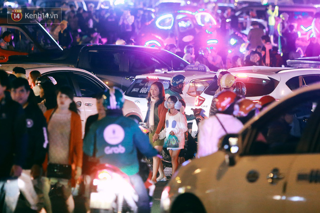 Đà Lạt chật kín du khách và phương tiện, các ngả đường ùn tắc kinh hoàng tối 30/4